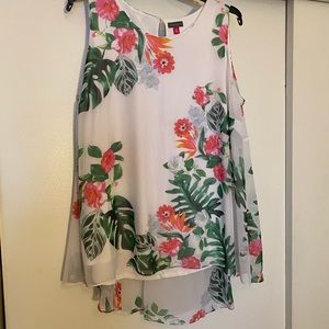 Vince Camuto sleeveless floaty top size 2X